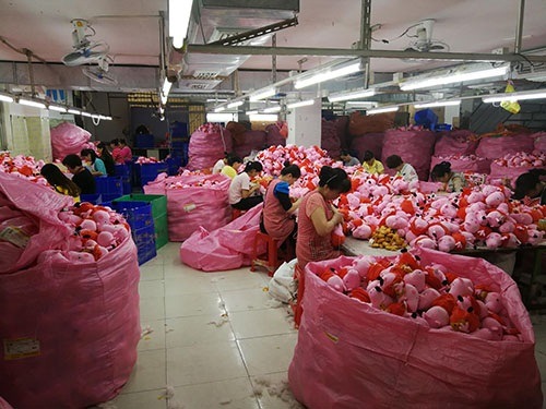 Llavero de granada roja de peluche